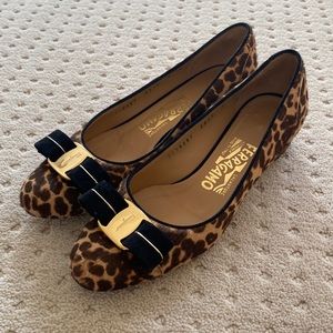 Ferragamo Vara Bow Pump Shoes, leopard print, size 5